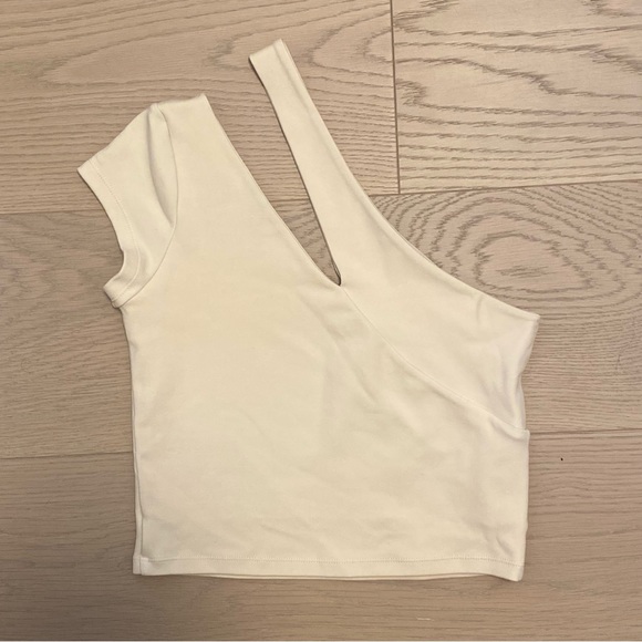 OAK + FORT Nude Asymmetrical Crop Top - Picture 2 of 3